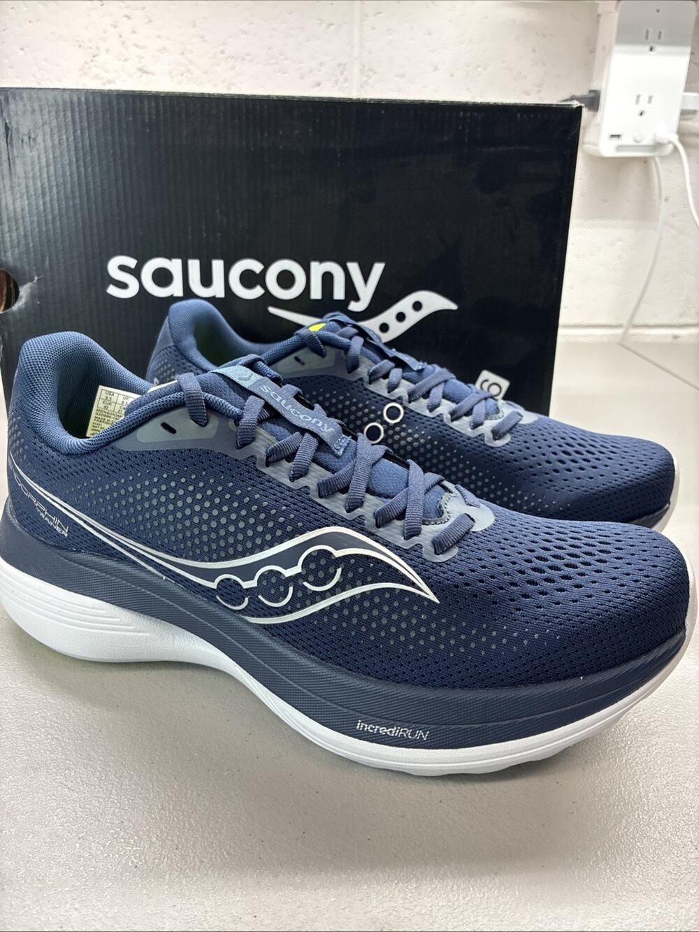 Saucony Men's Endorphin Trainer Sneaker, Navy/Primrose Size 9.5 New With Box